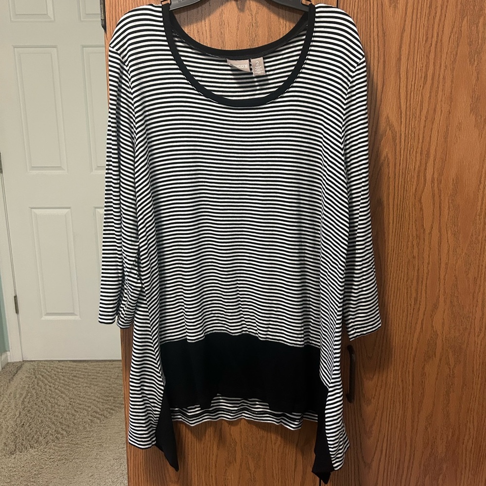 CHICO’S WOMENS SIZE 2 LONG SLEEVE BLACK AND WHITE FLOWY TOP